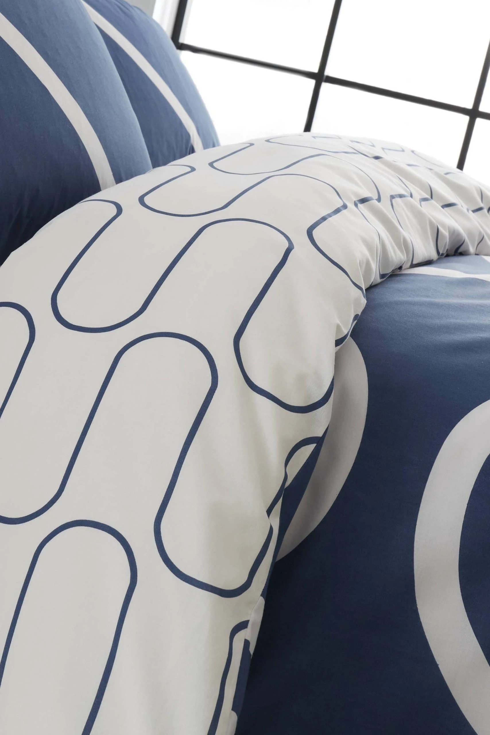 Catherine Lansfield Linear Curve Geometric Reversible Duvet Cover And Pillowcase Set - Image 3