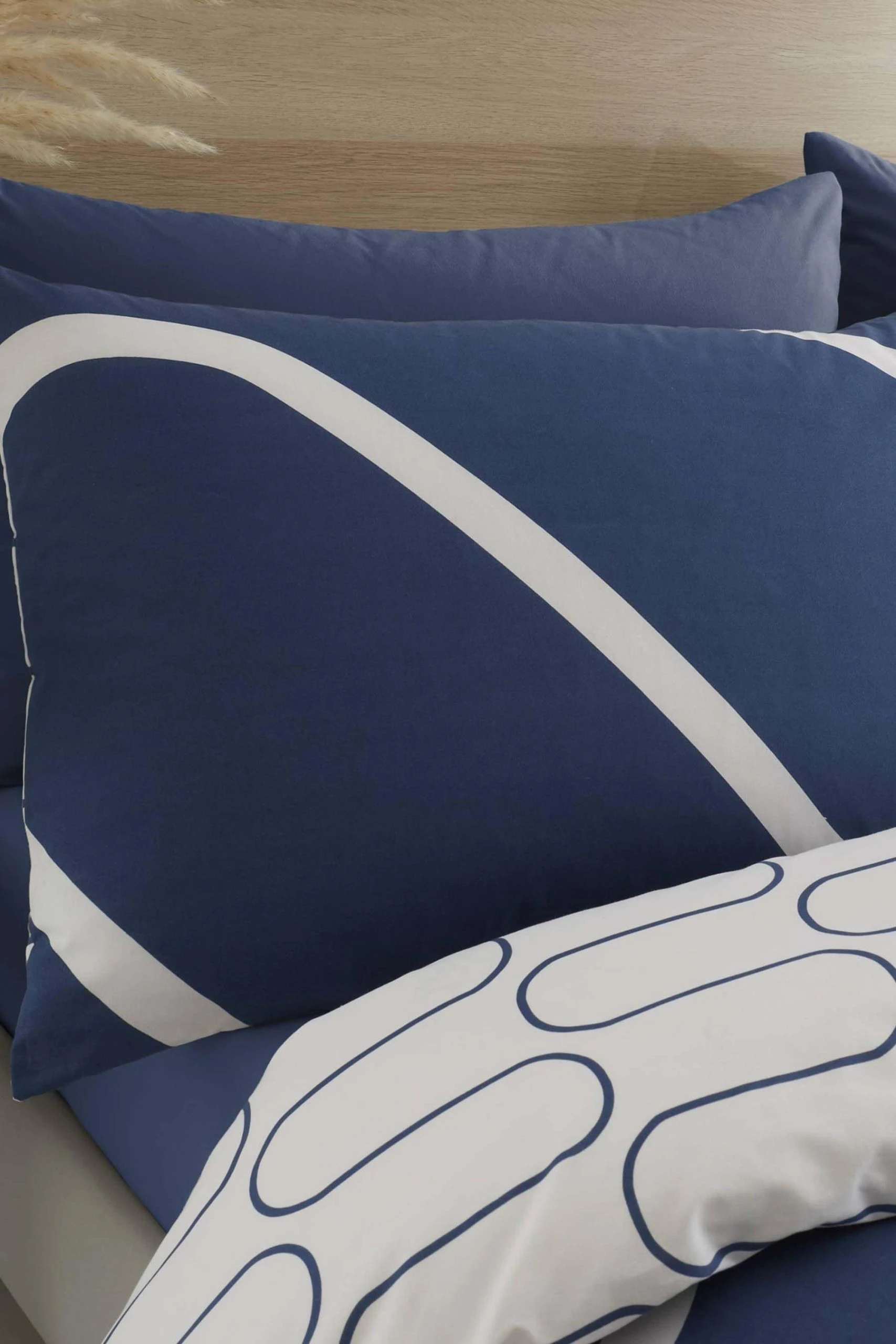 Catherine Lansfield Linear Curve Geometric Reversible Duvet Cover And Pillowcase Set - Image 4