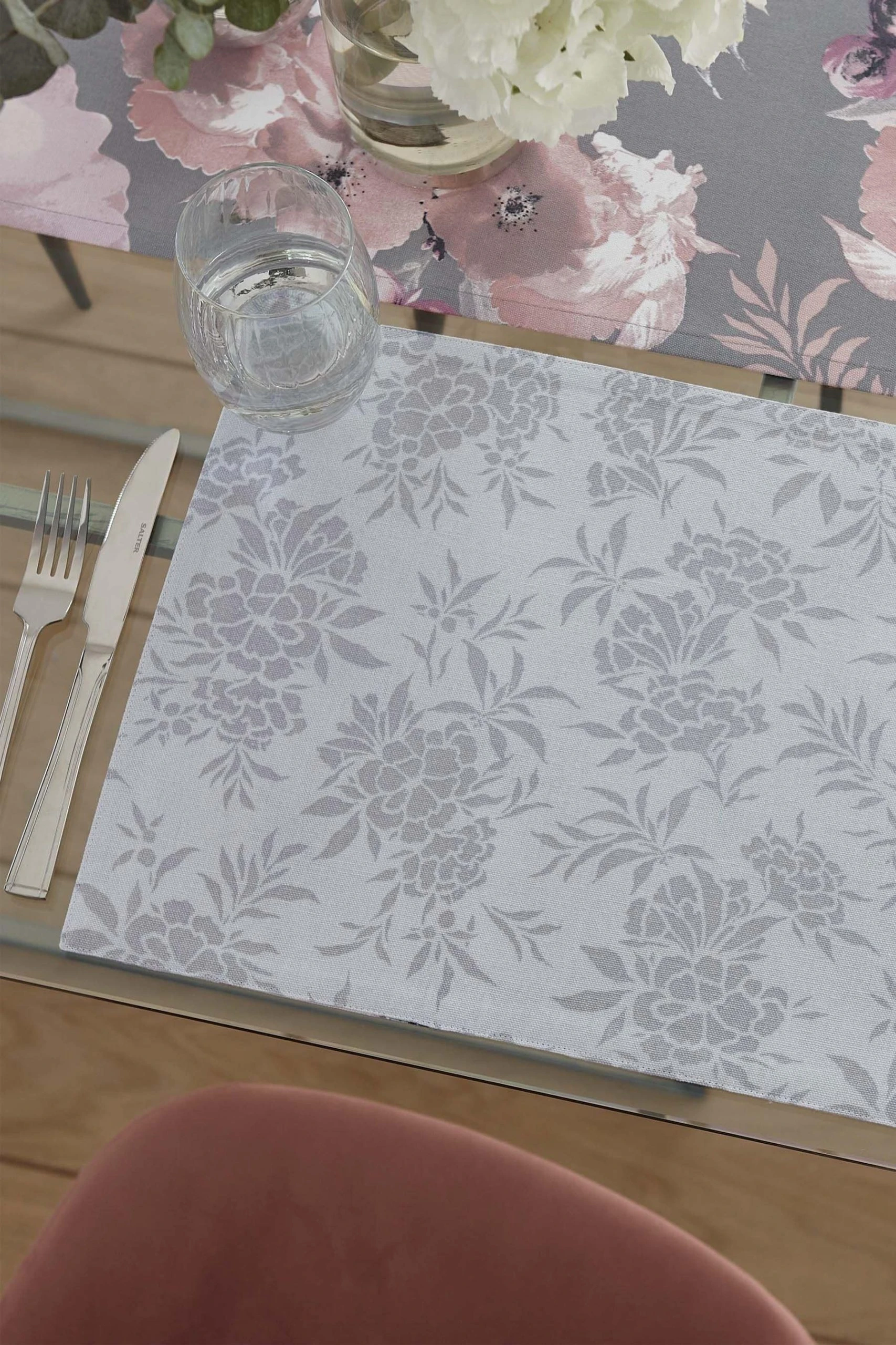 Catherine Lansfield 4 Pack Dramatic Floral Wipeable Placemats 5 Catherine Lansfield 4 Pack Dramatic Floral Wipeable Placemats - Image 3