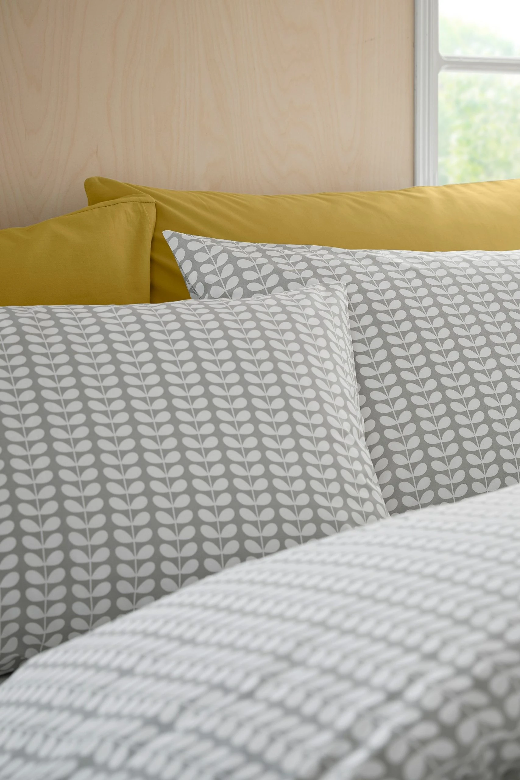 Orla Kiely Tiny Stem Duvet Cover 4 Orla Kiely Tiny Stem Duvet Cover - Image 2