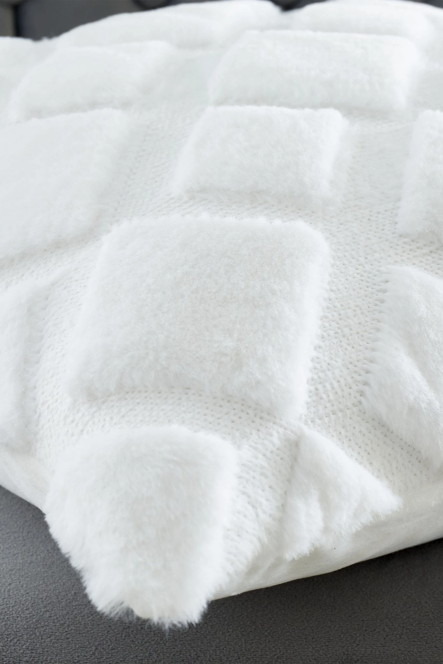 Catherine Lansfield Cosy Diamond Cushion 5 Catherine Lansfield Cosy Diamond Cushion - Image 3