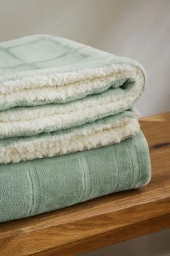 Next Cosy Sherpa Fleece Grid Throw -Next shop U11623s4