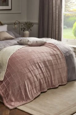 Next Cosy Sherpa Fleece Grid Throw -Next shop U15607s2